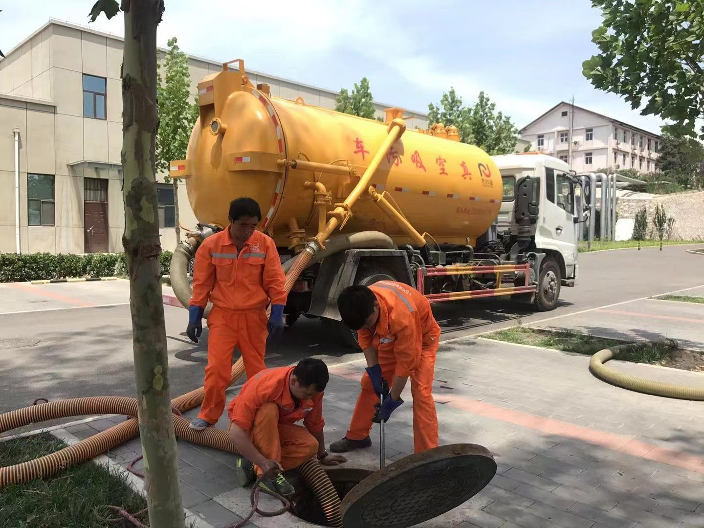 宁江管道疏通车停在窨井附近