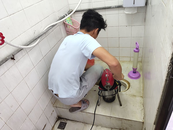 宁江肥皂掉到马桶里把马桶堵住了怎么办？马桶堵住了怎么办